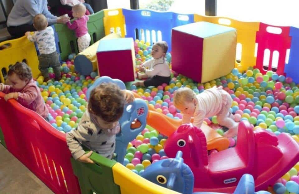 SUPER DELUXE BALL PIT HIRE (CHILDRENS PARTY EQUIPMENT SUITABLE FOR KIDS AGE 1 TO 5 YEARS OLD)